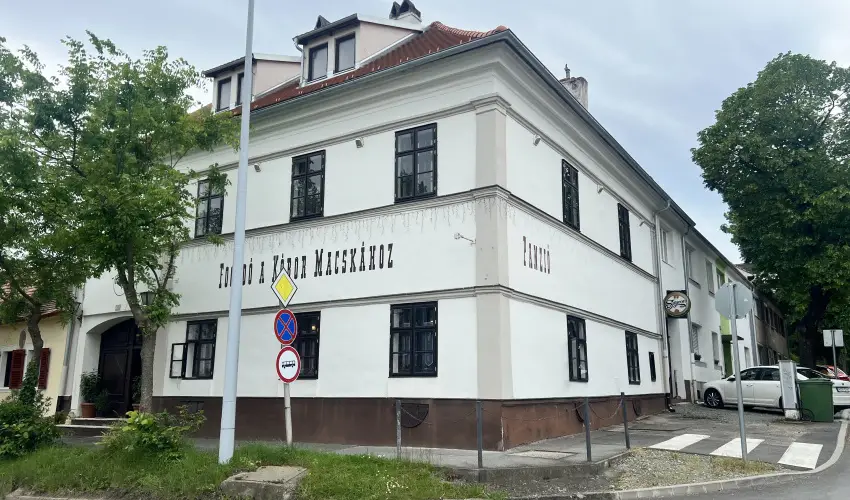 K�bor Macska Fogad� K�szeg