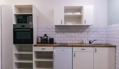 T�-Part Panzi� & Rendezv�nyk�zpont K�szeg